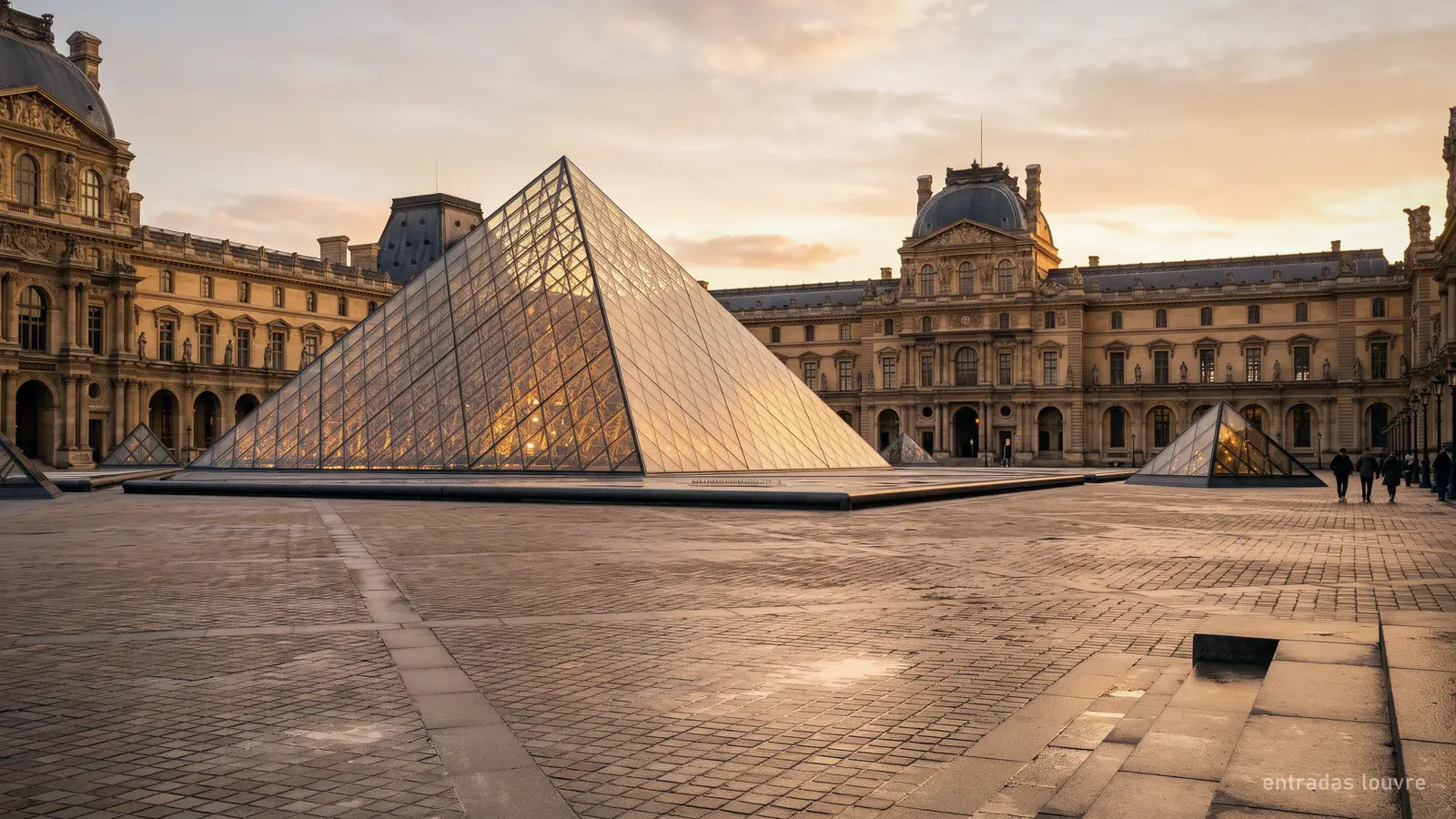 Imagen generada: la pirámide de cristal del Louvre en el patio Napoleón, con las alas del palacio al fondo
